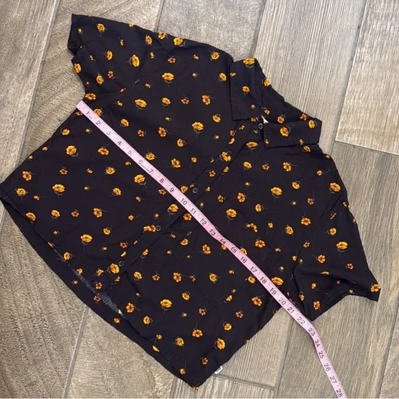 Vans Cabbie Floral Falling Poppy Shirt
Size M - Picture 10 of 14